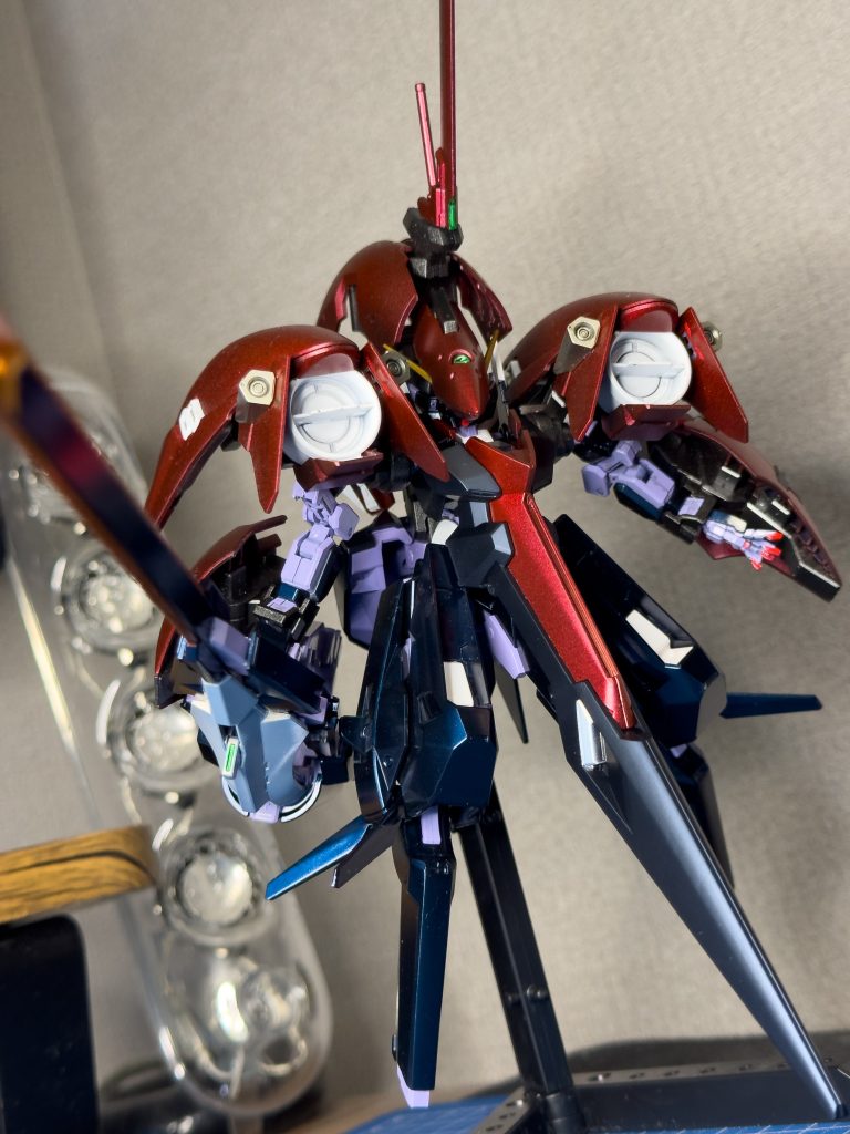 (だいたい)全身キハールⅡユニット部分はベルベットレッドにGXクリアルージュを重ねたキャンディ塗装に挑戦ベルベットレッドがつや消し塗料というのもあってか半光沢のようになってますが、兵器っぽくて個人的には逆に気に入ってますそれに合わせて、胴から前に伸びてるブラック部分もつや消しに 本体はプリズムブルーブラックに光沢クリア素組みにつや消しくらいしかやってこなかったもので、光沢だと色々ミスが目立つな……という感想リカバリーの方法も学んでいきたいです