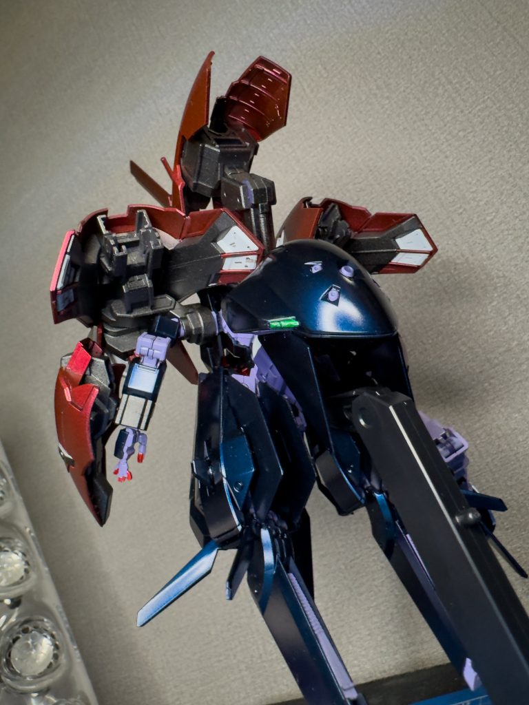 お尻 センサー部分は筆でナントナク入れてますメタリックグリーン+ゴールドにガンダムマーカーのホログリーン、その上にクリアグリーン フレーム部分はラベンダーに濡鴉色を数滴もう少しグレーでも良かったかも?まぁ感じ感じ