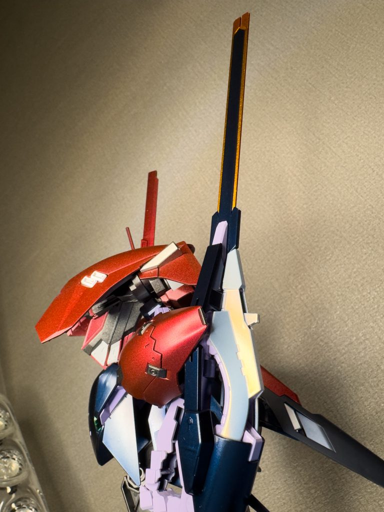 武器 白い部分はスターブライトシルバーにクリアホワイトでキャンディ(?)塗装光の当たり具合でゴールドっぽくなったり青みがかったりで面白いアリス親衛隊は戦争を遊びにしすぎなので、このぐらいの派手さがあってもいいかなと思ってこんな感じに 刀身部分はヒートブレード起動イメージですスターブライトシルバーにクリアーオレンジ、端の方はクリアーレッドを重ねてグラデーションっぽく不器用でして信じ難いほどマスキングが下手なので、本体付属のシールをそのままマスキングに使って塗ったら剥がすというストロングスタイルこんなん繰り返してたらいつか痛い目見るぞ デカールの類は全身にわたって貼り付けてませんそのうちレジオン仕様のものがきちんと発売されたら貼り付けようかな……水転写デカール死ぬほど苦手なので逃げるかもしれませんが