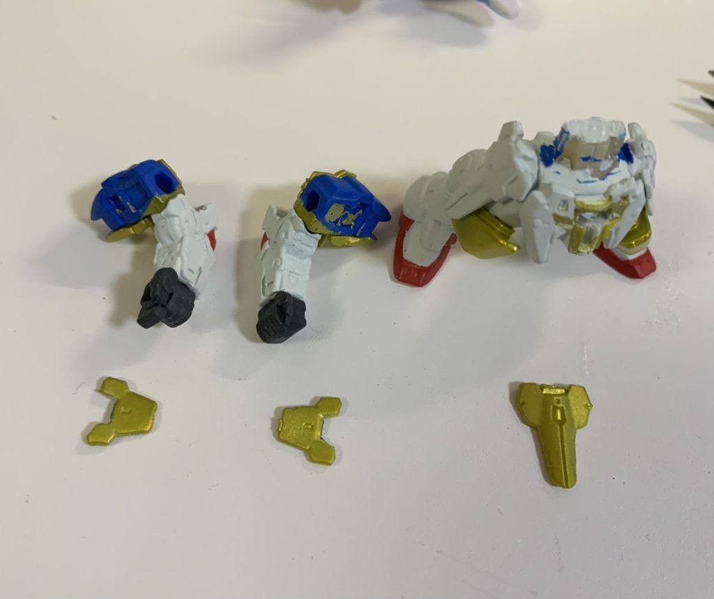 アーマーはコンバージから剥がして削って貼り付けてます腰については本体の出っ張りも削りました