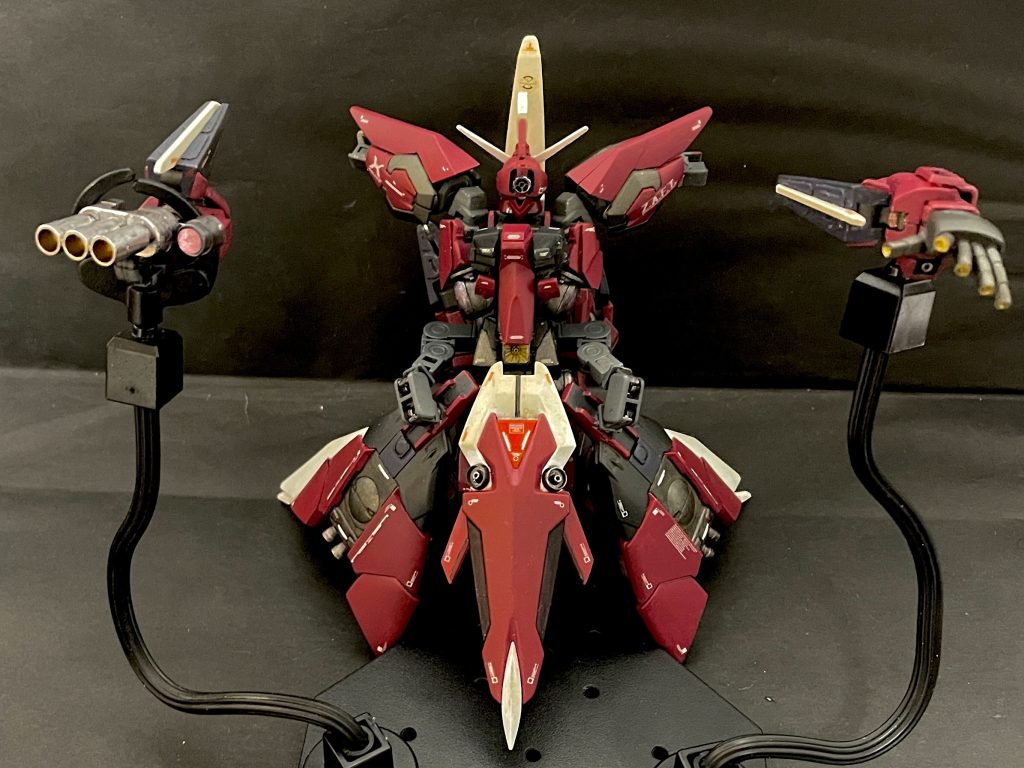 変形意義はフルバーストドラグーンとなる両手および腰・頭の各武装に加え腹部スキュラが露出されたことで全砲門の一斉射を可能とする唯一のモードこのフルバーストに不可欠な動力についは上記ZIONGというモード名の由来でもあり、また「同世代」の初期GAT「デュエル&バスター」のそれと同様に核動力搭載が可能となったことでイージス自体が隠者弐式までの繋ぎとしてリブートされたとかこれによりカオスアビスより基本設定は一世代古くとも総合力としては同等レベル以上となったとか