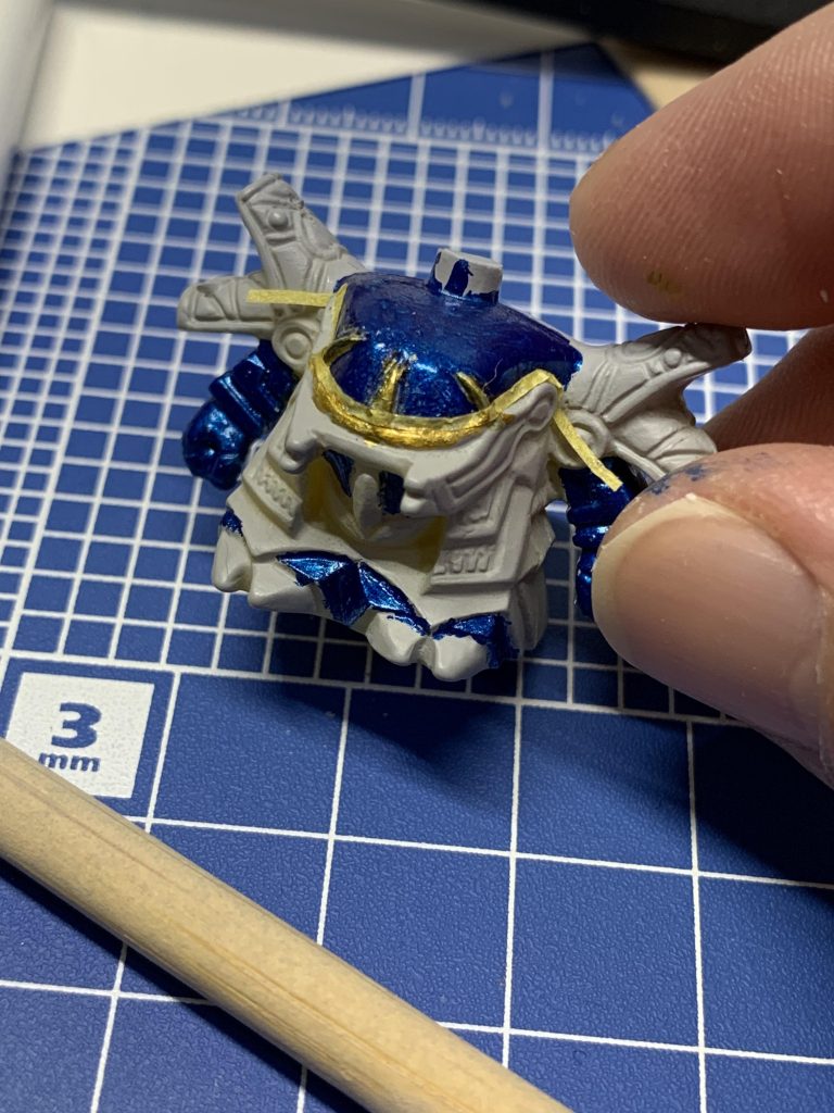 フリーハンドだとはみ出まくったので、線みたいなマスキングテープを使いながら塗ってました完成まで半日かかりました…