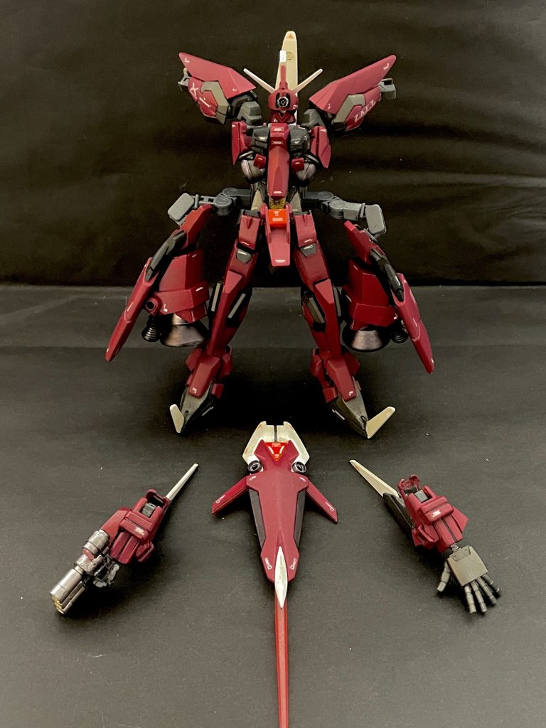 変形シークエンス両腕に加えてシールドもドラグーンとして射出しその間にサイドアーマーを展開さらにスキュラカバーとなるフロントアーマーを閉じて背後に折り畳んでいた脚を展開※一応この中間形態で止めればモノアイガンダムとすることは可能