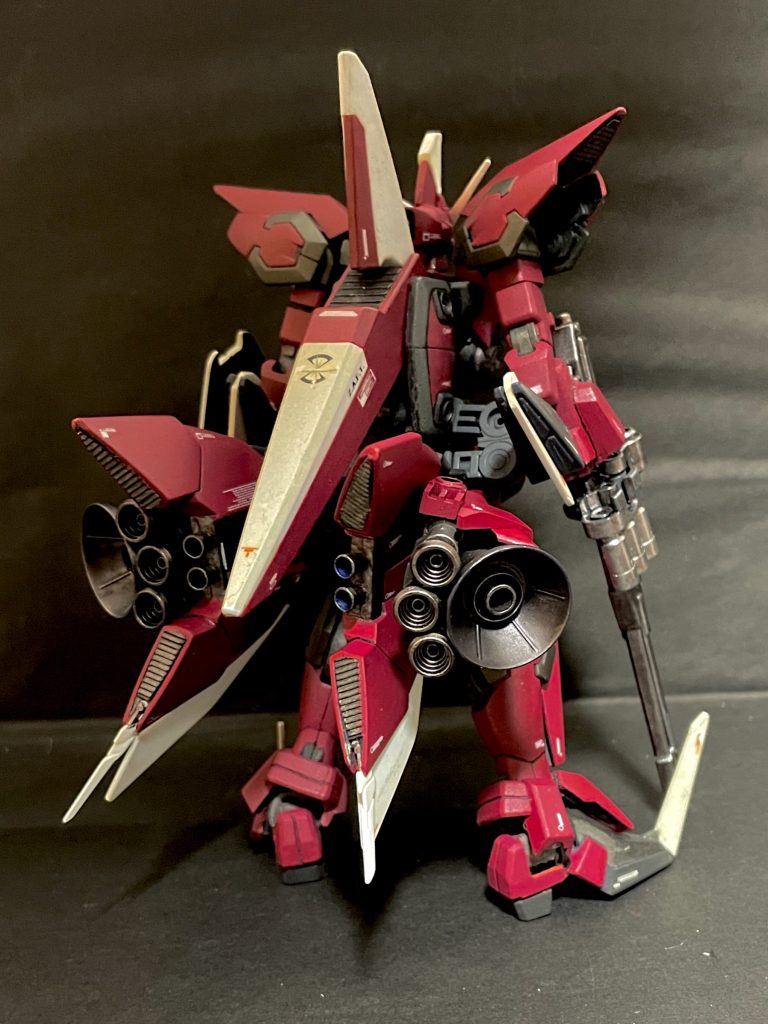 サイドアーマーをそのまま後方へ反転してMSモードに変形完了前回に比べてややサイドアーマー位置が下がった程度でほぼスタイルはそのままをキープできたので元々の巡航MA形態や蟹MA形態も含めた変形も支障無く可能フルカラーボディにホワイトアンテナというカオス・アビス共通トンマナで部分塗装変更