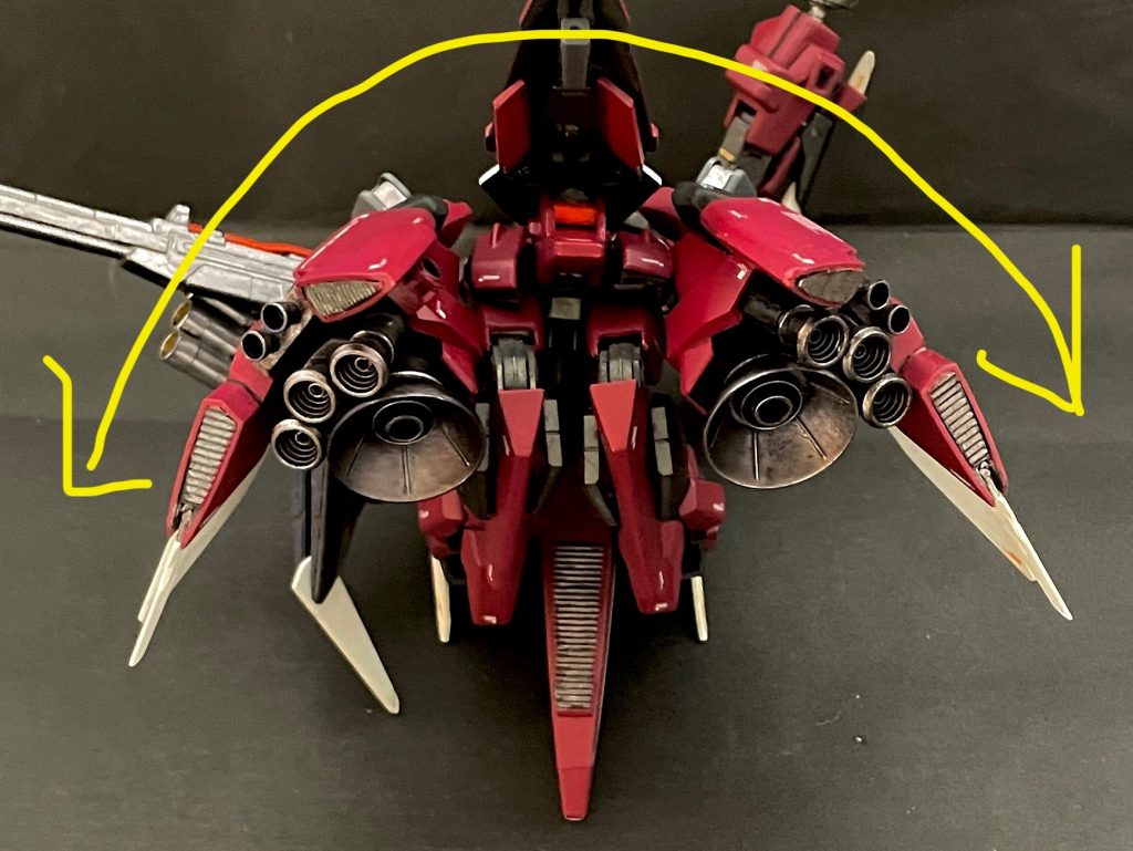  (フロントローアングル写真)ポイントとしてはイージスのサイドアーマーが元々「末広がり」かつ面が反っている「弧」形状の為それを「反転」することで本体を包み込む形状となり「ジオンらしい袴風スカート」を模すことができたこと内側に大型バーニアを追加して見た目の「らしさ」と実用的な「機動力」をアップまたフロントアーマーにシールドを固定可能とし前面のスカート不足部分を補完