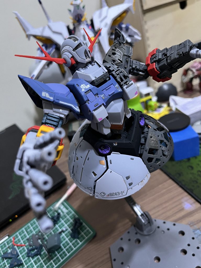 毎日ちょくちょく作って部分塗装と少々の汚し塗装でつや消しフィニッシュです。フレームのディテールが素晴らしいので外装甲はあえて一部残してます。 