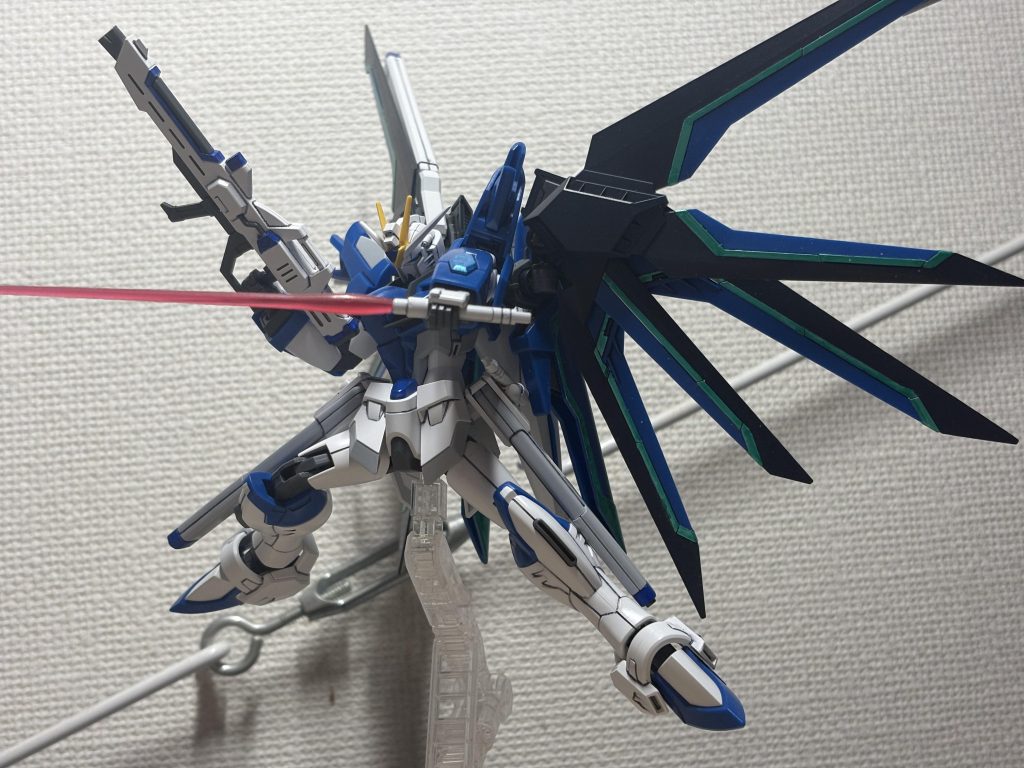 ライフリって、翼の収納と展開位置が初代フリーダムと違ってるんですね！　こういう気付きはプラモを組まないと分からなかったりするので、やっぱプラモは良いですね！w