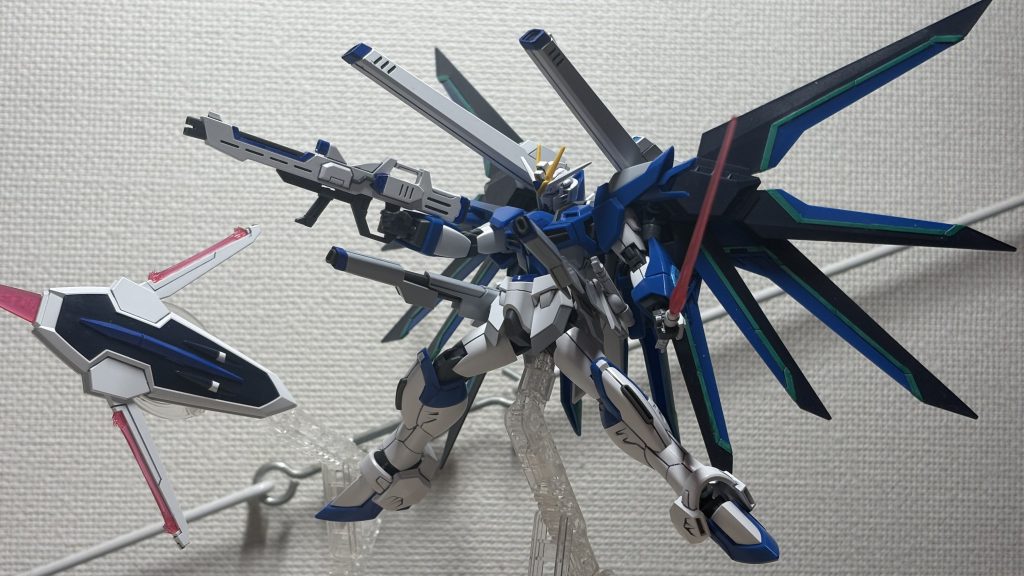 フルバースト！このフルバースト時にアグニの方が長くなるのが、イマイチ違和感あるんですよね、、初代フリーダムのフルバーストの美しさはクスィフィアスが長くて、バラエーナの方がやや短い。このバランスが美しさを生んでたと思うので、、なので、腰レールガンとしては、勿論2つ折りの方が展開早いし、邪魔じゃないから実用的なのは百も承知で、初代フリーダムの3つ折りが良いなぁと思うのですw