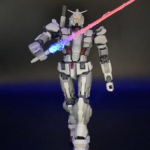 今年の1作目は悪役ガンダムの簡単作成です。パーティングラインが若干気になる程度で、合わせ目消しも要らないし、スタイル、ディテール、バランスは言う事なしなので、無改造で塗装だけぐらいの気持ちで始めました😃劇中ほとんど夜か逆光で、目だけが光ってると言うか、目の奥から光ってる印象なので、ミライト入れたいなと思い、ツインアイがクリアパーツではないので、プラ板とHアイズで自作。細か過ぎてパーツが飛びまくりキツかったです😓ミライトの尻尾は定番通り、首から胴に通しています。光量の落ちてきた黄色ミライトでテストしていますが、やはり本番は赤ですね。もう一つ、ガスバーナーみたいに青から変色するビームサーベルが、原理として正しいかは疑問ですがカッコ良いし、印象的過ぎてピンクのサーベル持たせるとコレじゃない感が凄い💦　と言う事でグラデ塗装はもちろんですが、纏う粒子も表現してみました。羊毛フェルト（綿で全然良いと思いますが手元にあっただけ）を塗装し、1本ずつほぐしてジェルメディウムを潜らせ、それっぽく巻き付け。細過ぎて写真に映らなそうだったので、さらに上からメディウムをチョンチョン付け足しました。ブラックライトで照らすと迫力満点！😆この表現はハマりそうです！後は塗装するだけなので、製作ストーリーは今回だけで、3連休に完成投稿できるかと思ってます😃（2枚目）