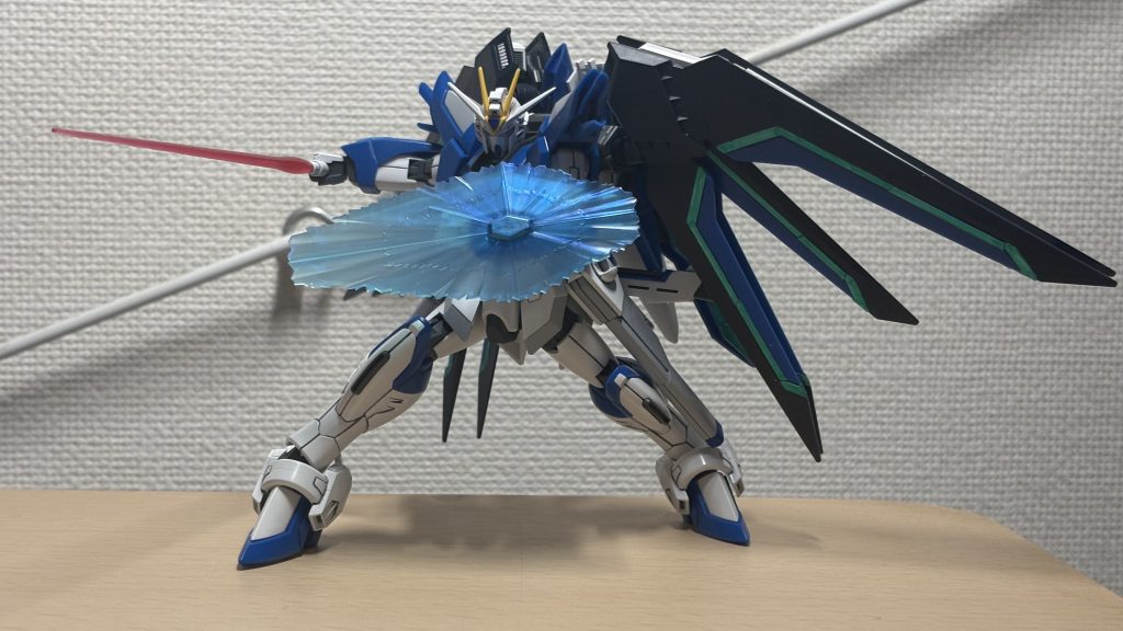 何気に足首の可動域が凄い。翼の角度だけ気をつければ、大体のポージングで立てるのはヤバい！