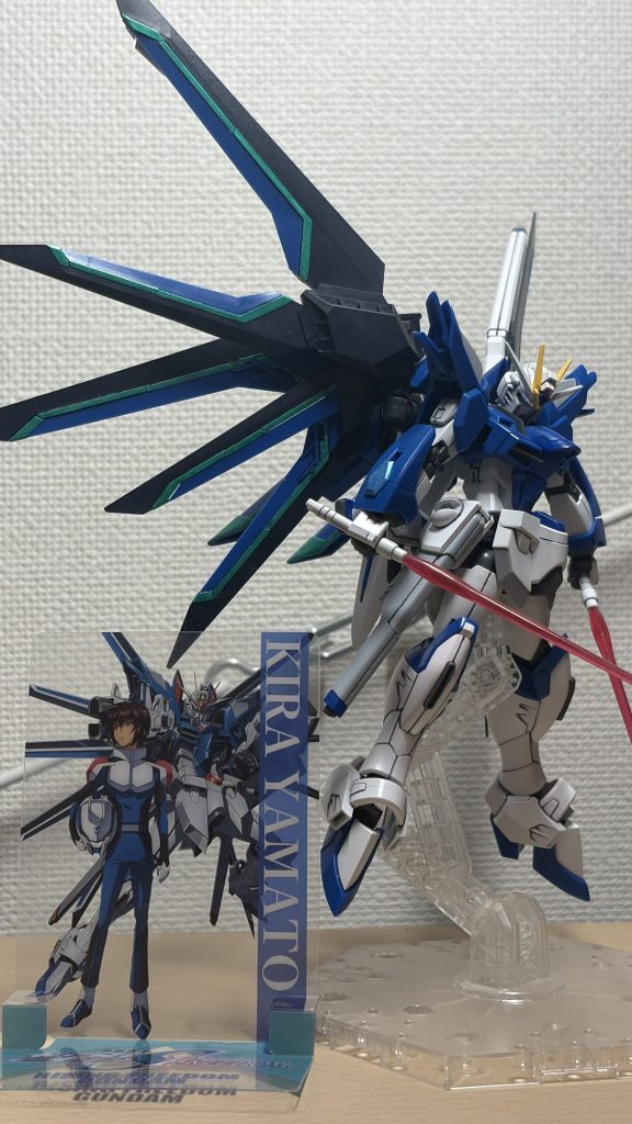 そう言えば、映画の入場特典でこんなの貰ってたんでした。こうやって比べると、元のライフリとは結構違うカラーリングだと分かりやすいですね！