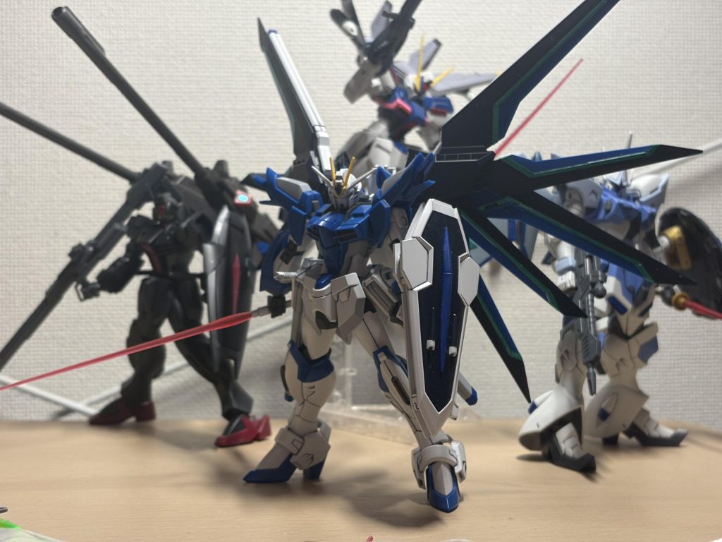 最後に今回の出演者で揃って！ということで終わりです。理由は特にありませんが変形後の写真はありません。てか、あの変形、ビームライフルだけは装着位置考え直してほしいです。あれで大気圏突入して無事なビームライフルって、そこら辺のシールドより頑丈でしょう！？wそれじゃあ。。