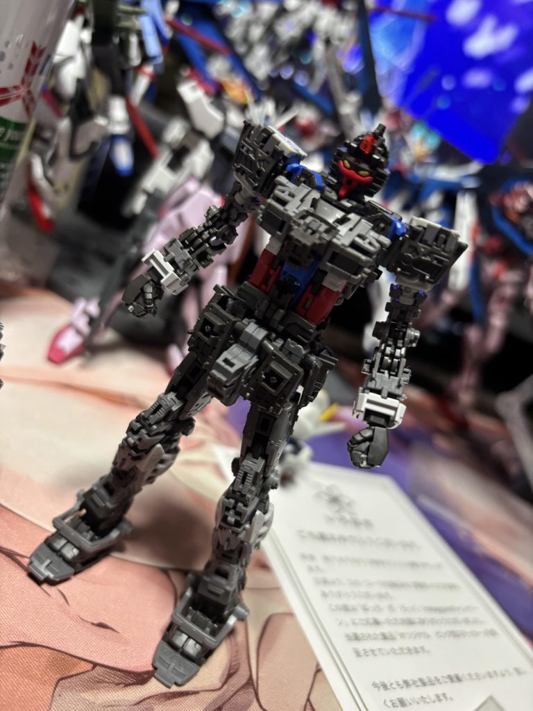 まずはフレームからです!フレームは基本的に約3色に分けられてます(外装パーツと共用のパーツの色を除く)基本は黒、グレー、ほとんど白色のグレーになっています!