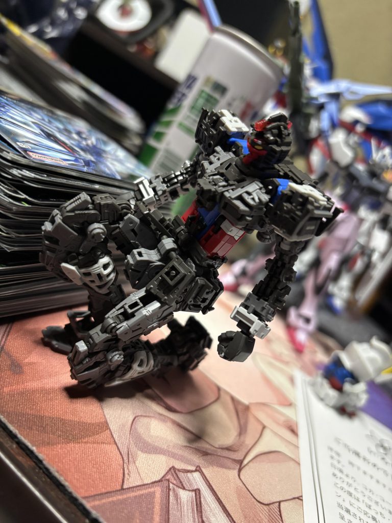 膝は良く曲がり、足先の可動もあります!ツインアイは色分けされていますが、シールを貼ることも出来ます。(今回は貼っていません)