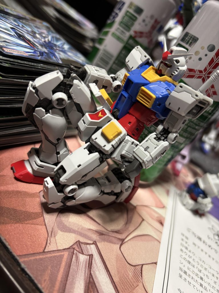 膝立ちしてみるとこんな感じ太ももや膝の部分は可動すると内部のフレームがむき出しになったりスライドしたりします。また、足首のパーツが開いて、可動域が広くなります!