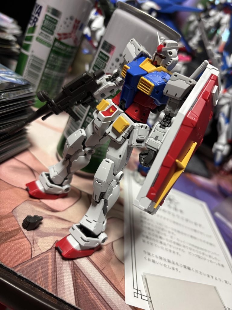 外装パーツや武器を付けるとこんな感じ!一気に印象が変わりますね!白のパーツでも3色ほどあるように感じます。ビームライフルを持たせる手は3つのパーツに分かれていてちょっと特殊な感じでした!