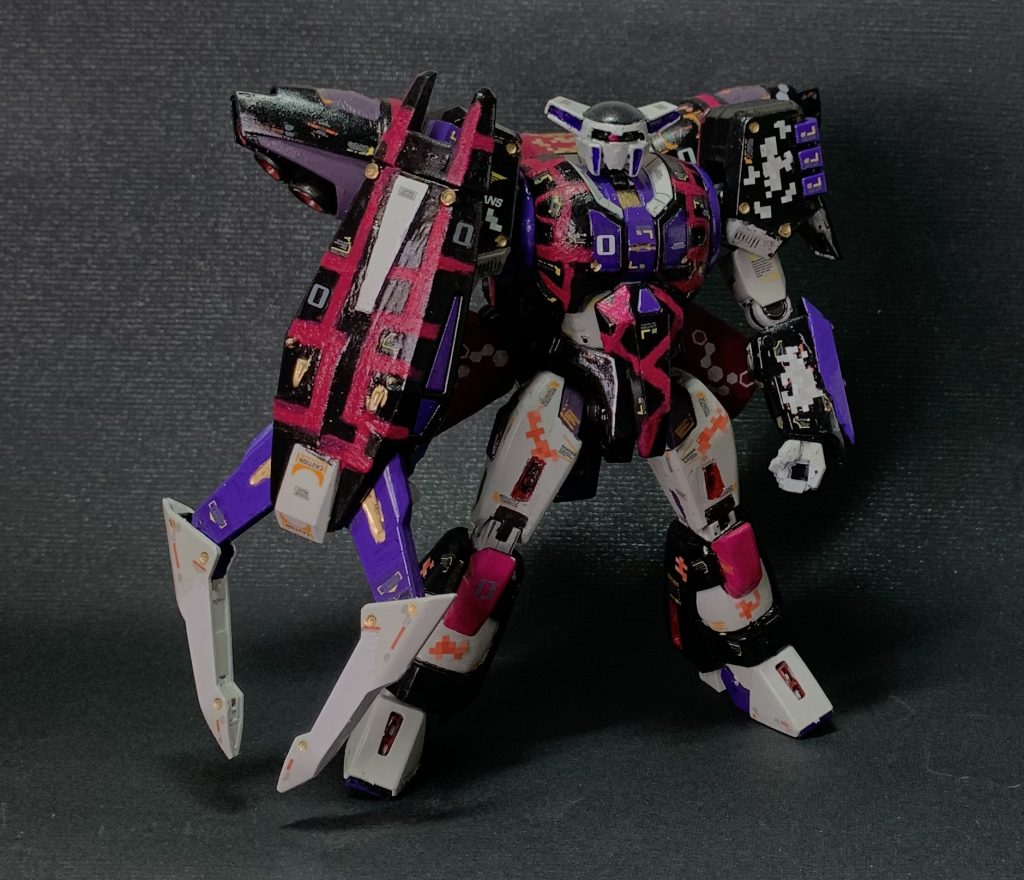 なんでこんな派手な色なのかと言われると、元々はホワイトだったのですが、ビッグネームの方に黒がいいと言われて黒く塗装しちゃいました。デカールとかはみんなが使わないの使いまくってすごい派手な感じに仕上げました。