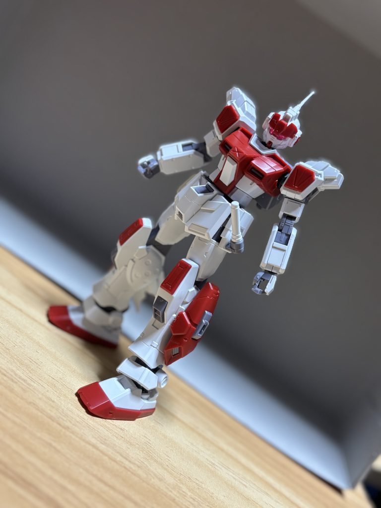 肩や腕、膝、胸、バックパック、頭が新規パーツとなっており、それ以外はペイルライダーのパーツとなっています。特徴としては各部に装甲板が追加されていたり、腰のビームサーベルが片方のみのところだと思います。頭は、バイザー有り無し、AREUS発動中か通常モードの4種から選べて、バイザーなしの場合は新規パーツとなります。今回はバイザーありのAREUS発動中にしています。シールもAREUS発動中か通常モードのどちらかを選べます。