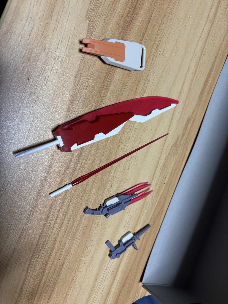 武装はこの5つになります。基本は近接格闘機なので剣類が多いです。また申し訳程度にマシンガンなどが装備されています。レッドライダーといえばやはり大きな大剣ですね!これはシールドにも変形するようになっていて握る部分はシールドの時には別パーツに差し替えます。