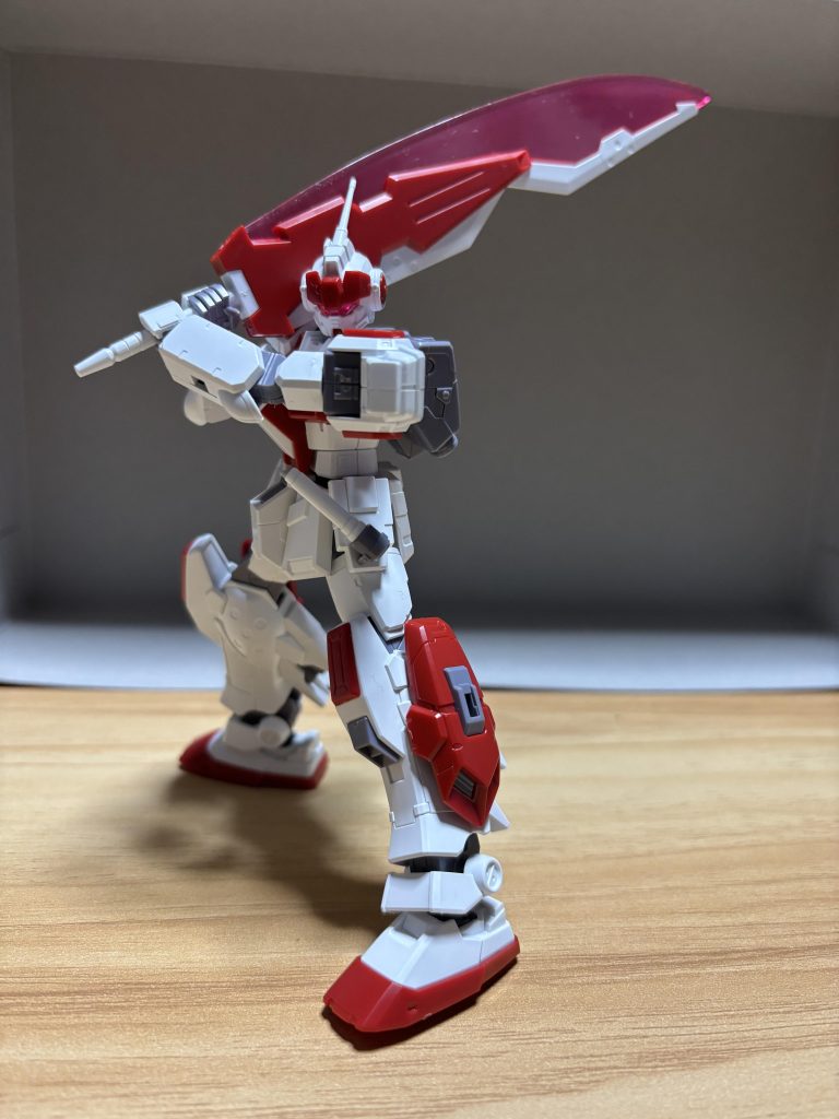 振り下ろしそうなポーズです。目のバイザーがより狂気感を出してますね!