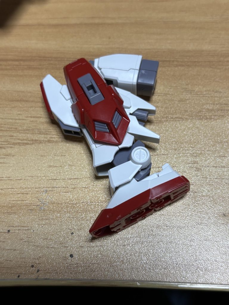 足も二重関節になっていていますが太ももの裏のスラスターで普通のモビルスーツより曲がりにくくなっています。足は膝の部分に装甲板を追加したぐらいでペイルライダーとほぼ同じものだと思います。