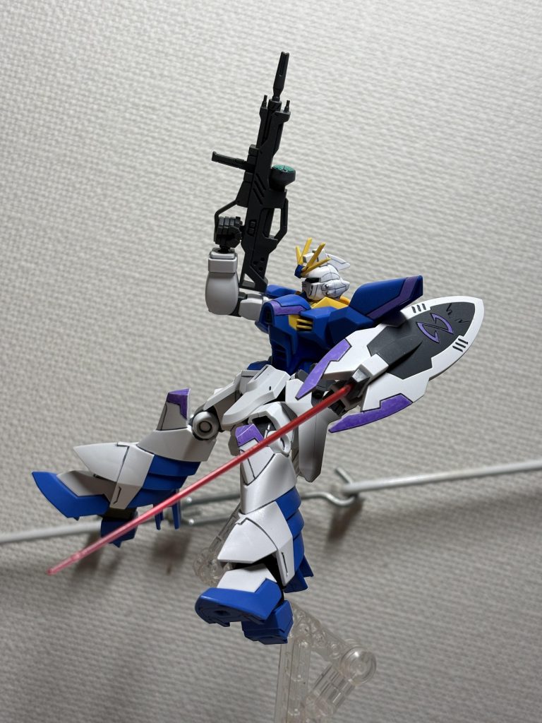 背部ユニットは勿論外せます。てか、このシールド。カッコいいけど、デザインおかしいと思う。肩に当たりまくるので、肘を伸ばせないw プラモなら笑って終わりですが、実機だと絶対クッソ邪魔!