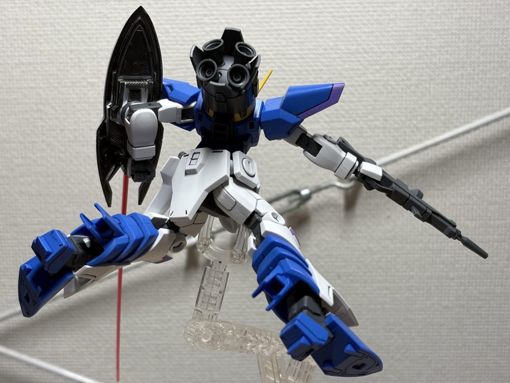 Xのユニットなければ、スラスターが真後ろに向いた分しかないから、不便そうだなぁって子供の時からずっと思ってたんですが、一応小さいスラスターが背中の根元に付いてたことをプラモ作って知るという、、この写真だと影になって暗くて分からないんですけど。…何でこの写真撮った?