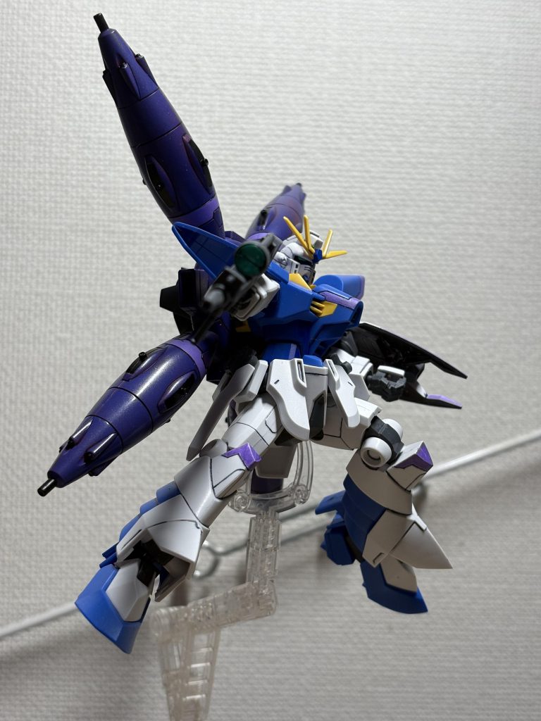 非常に苦しいSEEDポーズwSEEDの旧HGはみんなこんな感じの可動域だったんですよねー! 技術の進歩は素晴らしい!