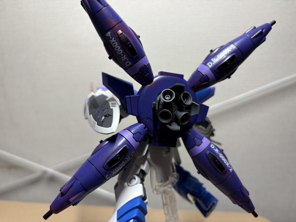 そしてここまででお気付きの方も多いでしょうが、背部ユニットの塗装は「やる気あんのか!?」ってレベルの出来です。赤が透けて、汚ねえグラデーションにwいや、スプレー吹いた日、寒かったんです。一刻も早く部屋に戻りたくて、テキトーになってしまった、、吹き直しする程、ドレッドノートに思い入れもないし、、