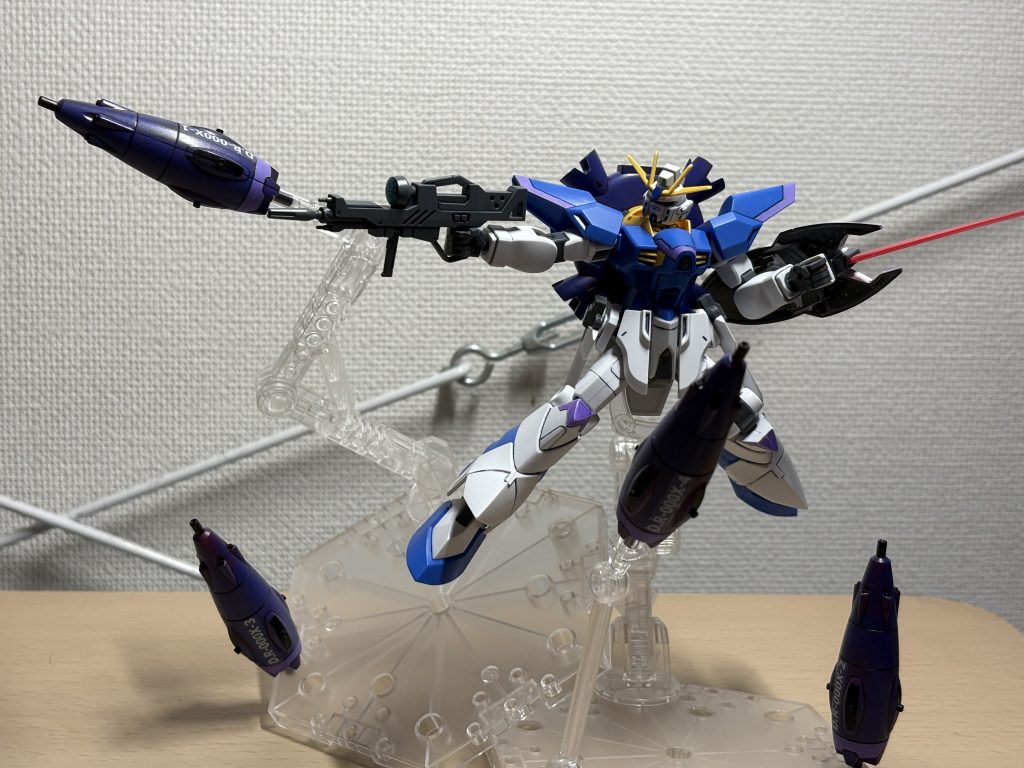 ドラグーン射出!スタンド使うには両側が3ミリ穴のメスの接続パーツが必要です。…これ手元に2つしかありませんでした、、なので残り2つは支柱なしでスタンドに直接ブッ刺しです