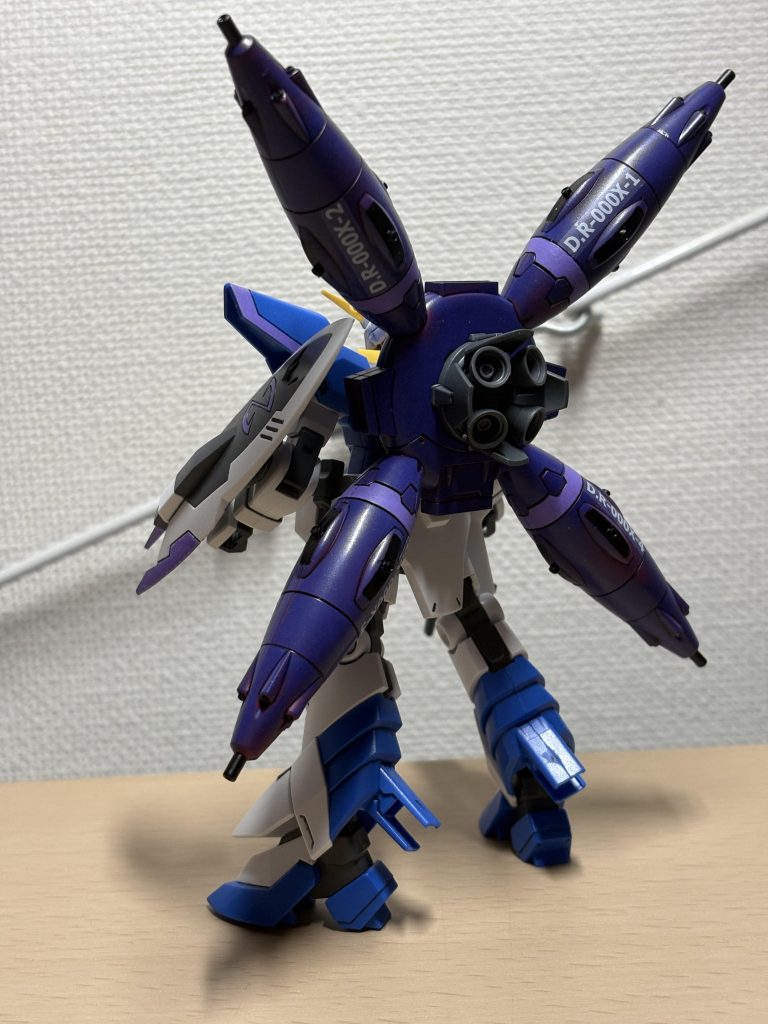 赤い部分を無くしてパープルに。え? ふくらはぎのスラスターの塗り分け?そんな面倒なことするわけありません。別に青のままでもおかしくないし!(強がり)