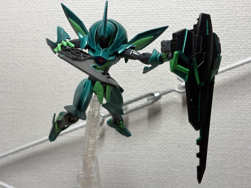 ユニット全体を取り外して、シールドとしても使える設定。ヴェイガン機の手持ち盾は珍しいですかね? もしかして原作ではレギルスのみでしたっけ?