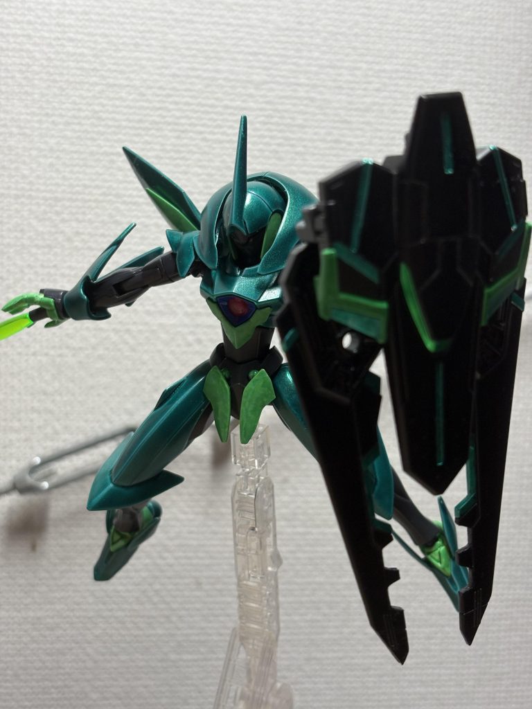 ビームに強い本体の電磁装甲に対して、こちらのシールドは光波推進を応用した