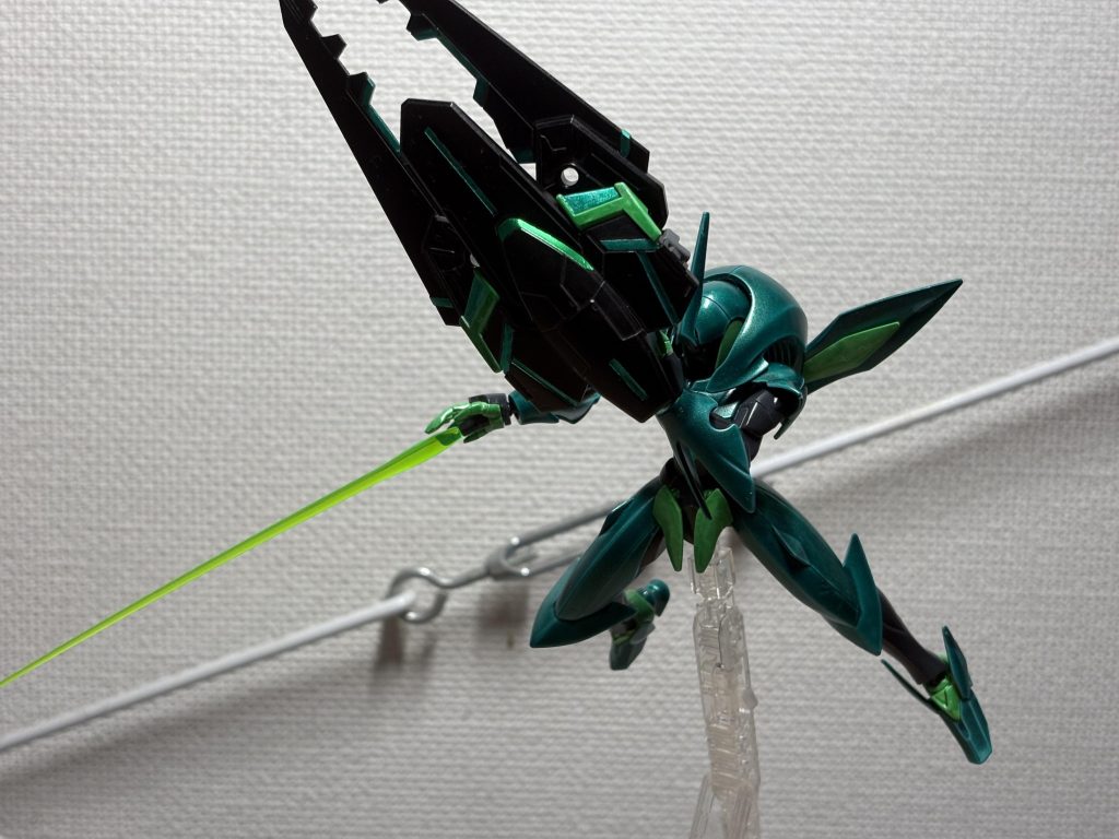 ですが、このシールドは攻撃にも転用出来るので、左手に持つのもおかしくないんですよ!