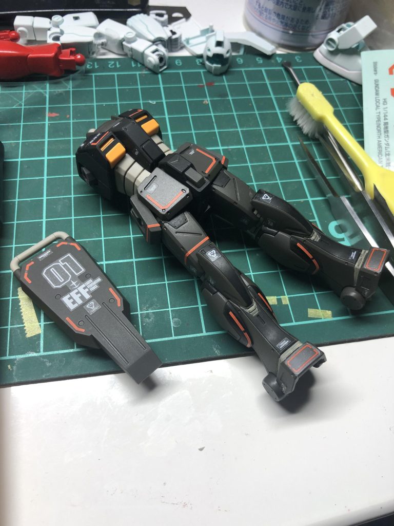 付属のステッカーをペタペタ貼って…。