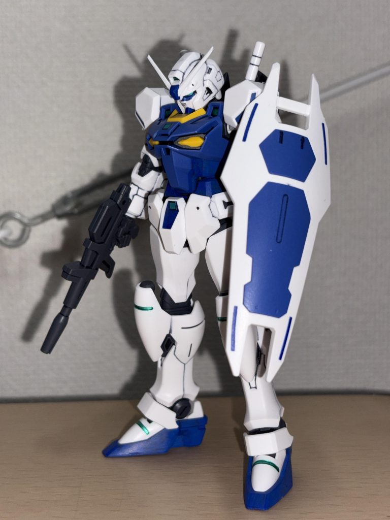 赤→青。ガンダムマーカーで塗装。足の凹みはセンサーだと解釈して、メタグリーンで。墨入れ。艶消しスプレー塗布。腰フロントアーマーの連邦マークを消して、余りのセンサーシール貼ってます。後は余りシールを青く塗って、シールドに貼って簡易デカールっぽく。