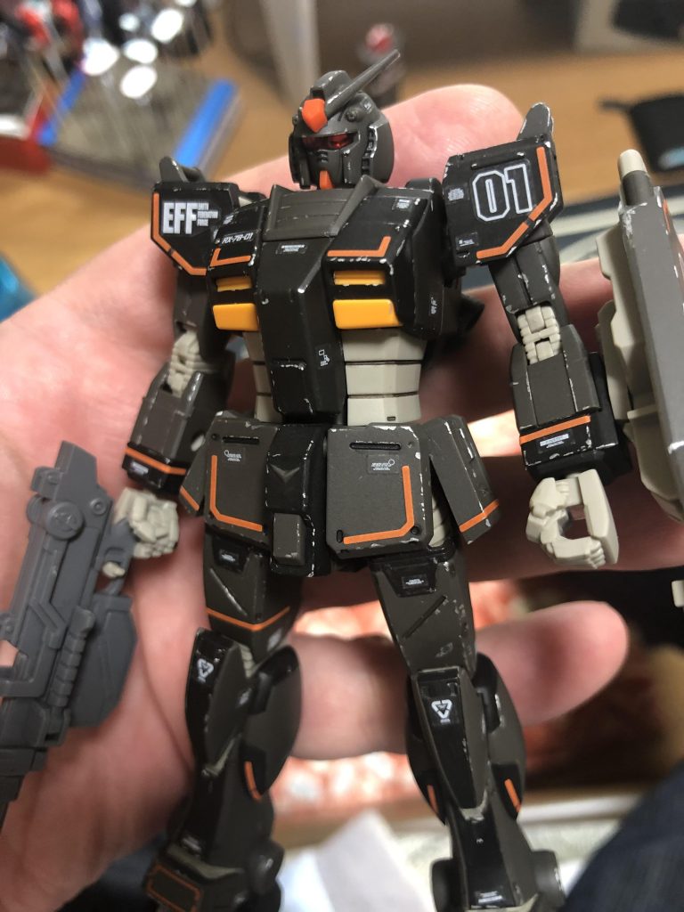 乾燥後に細い筆で描き込む感じで銀色を塗りました。ドライブラシも考えたのですが、スケールが小さいのでうるさくなりそうだったのでやめました。(ベランダ乾燥後、室内に持ち込む時に落としてしまいアンテナが折れてしまったのは内緒の話。)