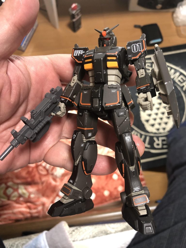 付属のステッカー貼ってから水性クリアー(艶消し)を吹いて乾燥後に銀色でハゲチョロ表現してみました。