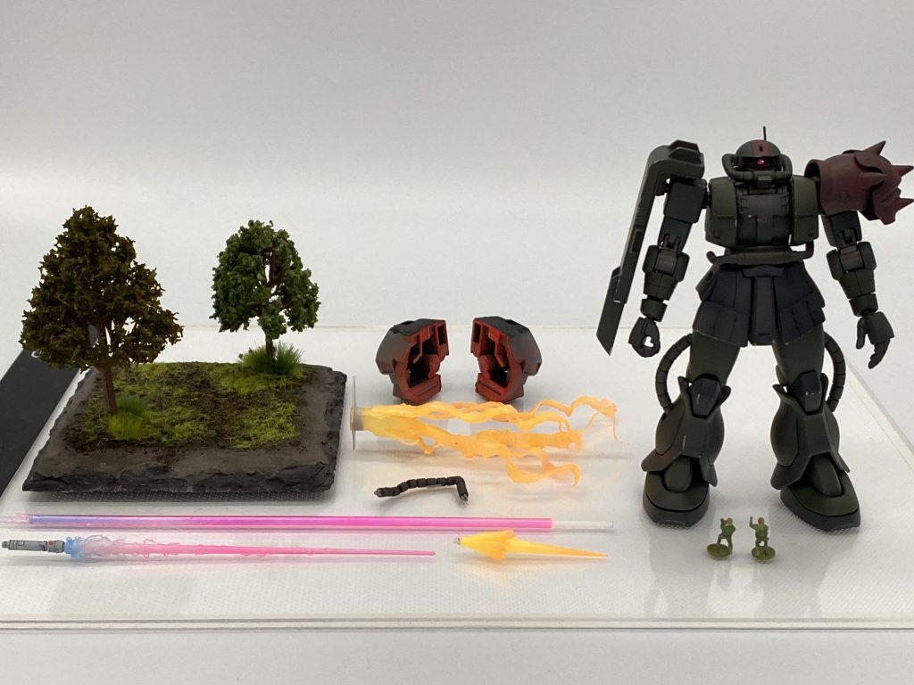 今回の撮影小物一式です。ザクはガンダム買う時に一緒に売ってたのを買うべきでした。普通のザクで撮ったら違和感が酷かったので、ジャンクをかき集めてでっち上げました。見切れる程度の出番なので、ザックリ造形です。他、ビームライフルに貫かれエフェクト、千切れた動力パイプ、サーベルで真っ二つエフェクトを新規作成。ジオン兵2人は流行りの山田科学製を塗っただけ、その他は過去作からの流用です。