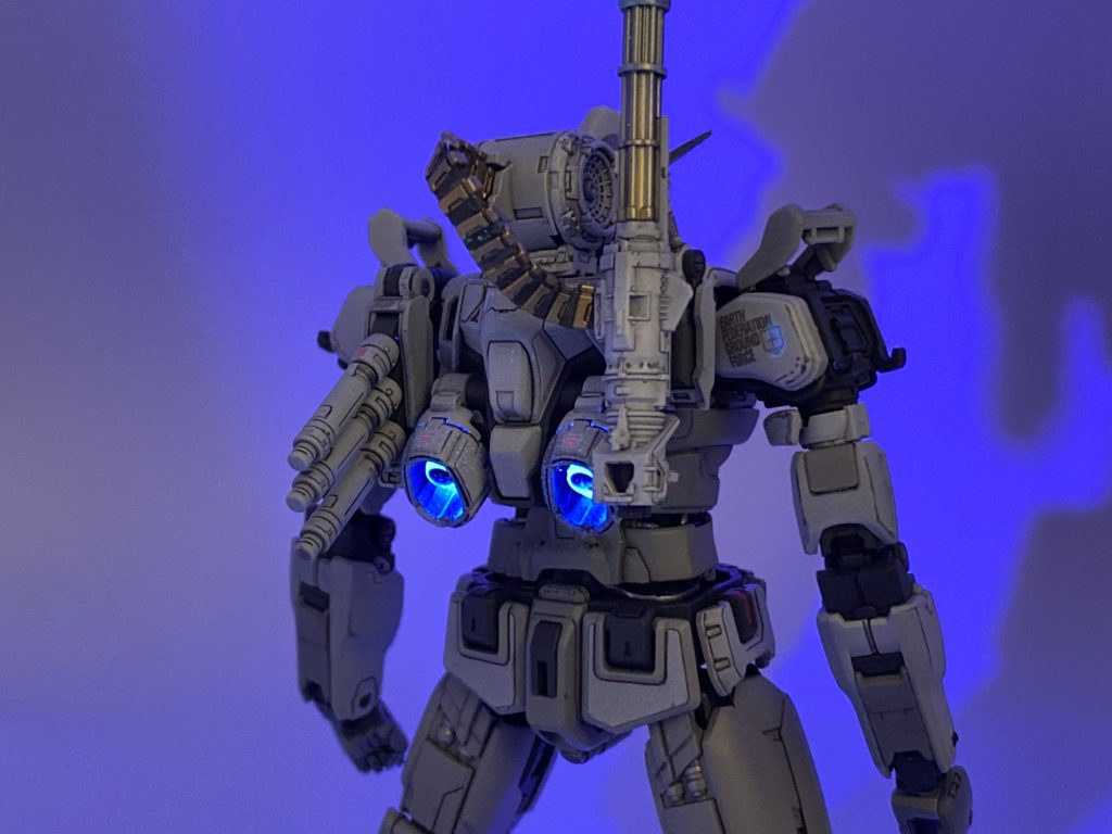 肩部ガトリングの給弾ベルトがシリコン製で塗装もできないので、ザクハーフキャノンの物をサイズダウンして使いました。珍しい構造の背部バーニアが良い感じに蛍光塗装できてお気に入りです。