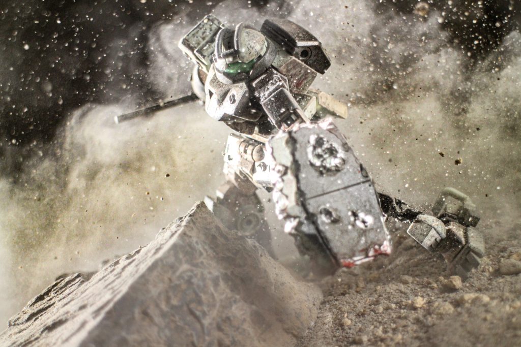 前回と前々回の機体より前に製作したので、この機体でスジボリやダメージ付けレジンコートに初チャレンジしましたデミトレーナー( チュチュ)のように、良いメカニックに出会えず孤立してるので、デミトレーナーを最低限の修理で使っています