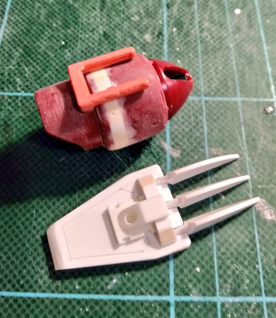 クローシールドとのバランスのため前腕を延長、シールドはプラバン、ジャンクパーツなどからスクラッチ