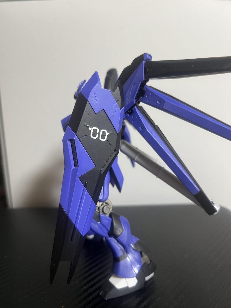 シールド装備わかりにくいけど00の後ろに鉄華団デカールの流星号の目👀があります同僚がメガネなものでそれをイメージしたけどわかりにくい(^^;;