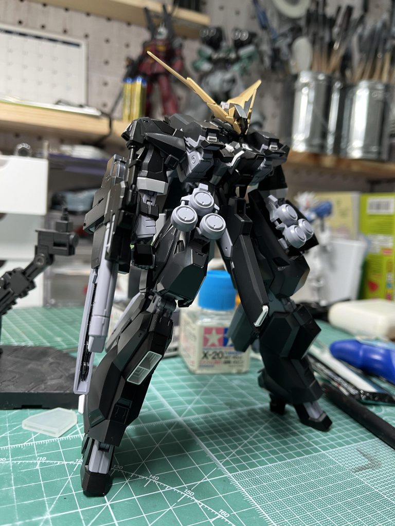 基本塗装まで黒だけでも4色使用して塗分けていますこの後に塗分け・墨入れ●使用塗料本体(黒1):Mr.カラー ミッドナイトブラック本体(黒2):Mr.カラー  セミグロスブラック本体(白):ニュートラルグレーⅠ武装(黒1):Mr.カラー アルマイトブラック武装(黒2):Mr.カラー ブルーブラックアンテナ:Mr.カラー ゴールド関節:ナスカ ジョイントグレートップコート:Mr.カラー スーパースムースクリア(つや消し)