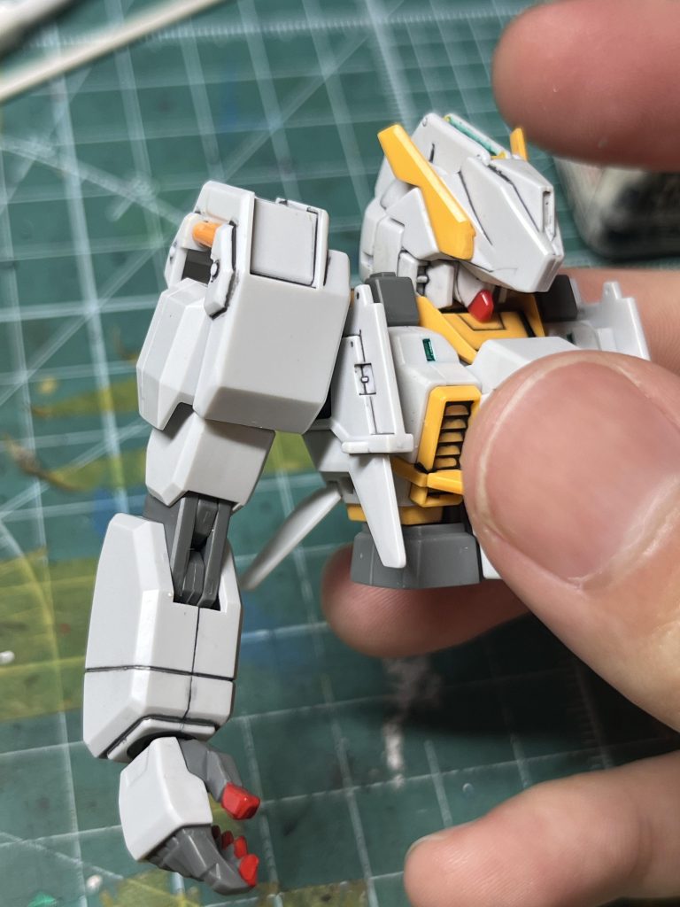 全塗装では無いですが、古いキットを使っているというのもあり塗り分けるのも一苦労でした。友人からも指先はしっかり塗り分けろと圧をかけられました()指先は設定画やキットの作例によって塗ってある部分がまちまちだったので、どこまで塗ろうか迷いました。