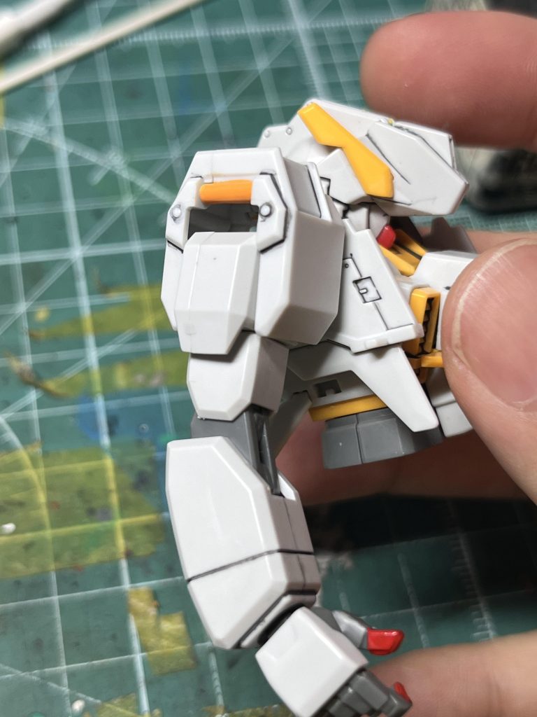 部分塗装のイエローは調色して成型色より濃いめにしています。このイエローで塗る部分がたくさんあってなかなか大変でした。指先含めレッドは指定色のモンザレッドです。