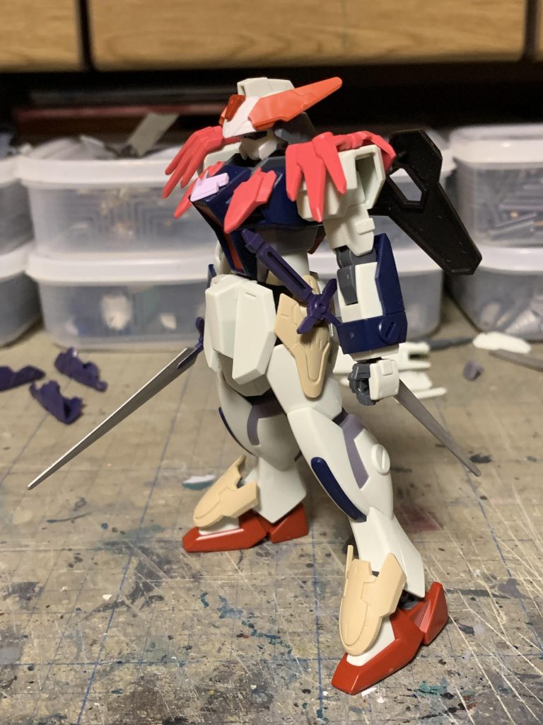 当初はスパナティア・フェンサーのレイピアを持たせていましたが、長さが足りないように感じていました。あと装飾はどうするか悩み中です。