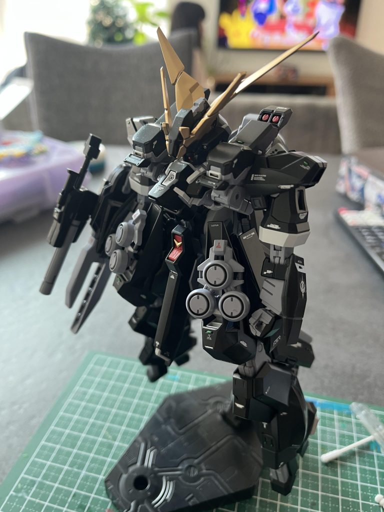 デカールまで依頼者様がデカール多めを希望され、打ち合わせしながら普段より2周りほど多めにデカールを貼り付けしていきました。