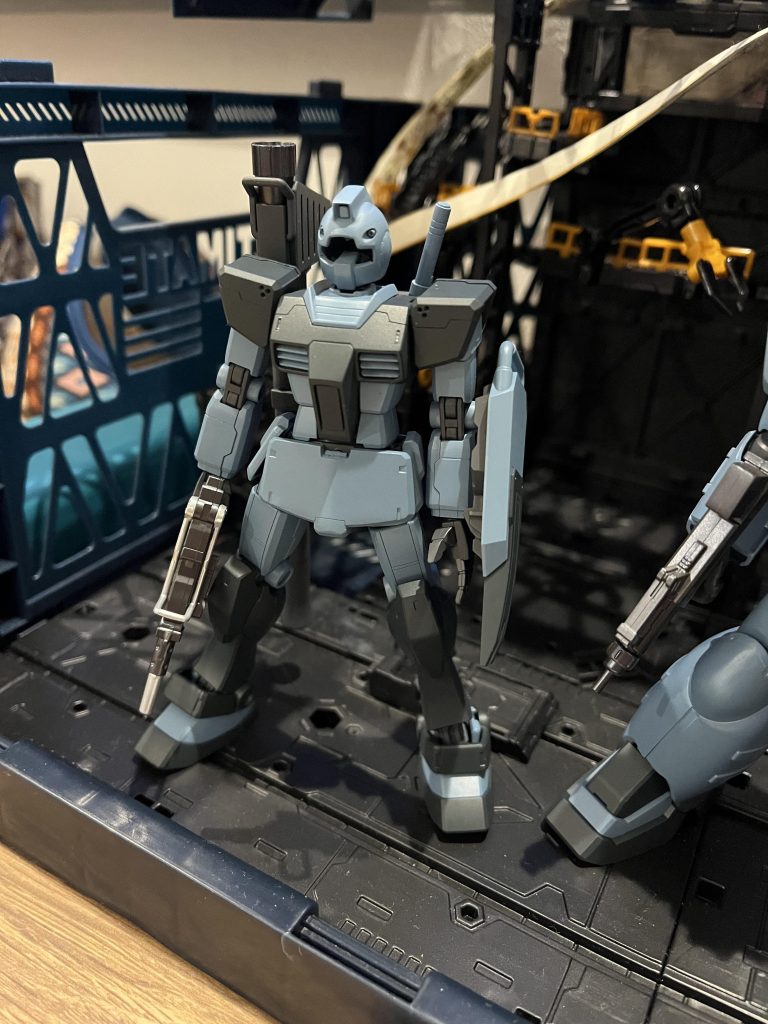 基本塗装まで足はアレンジして黒くしてみました！ジムと膝の形状が異なっていたのですが、黒くすることであまり目立たなくなったような気がします