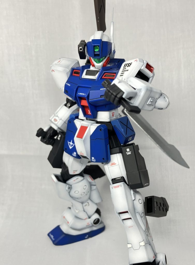 決めポーズナイフの刀身はM.S.G、持ち手と鞘は自作です。この写真だとギリギリわかるのですが、胸部の赤色ダクトパーツは内部にディティールを追加してます(バックパックも同じことをしました)。